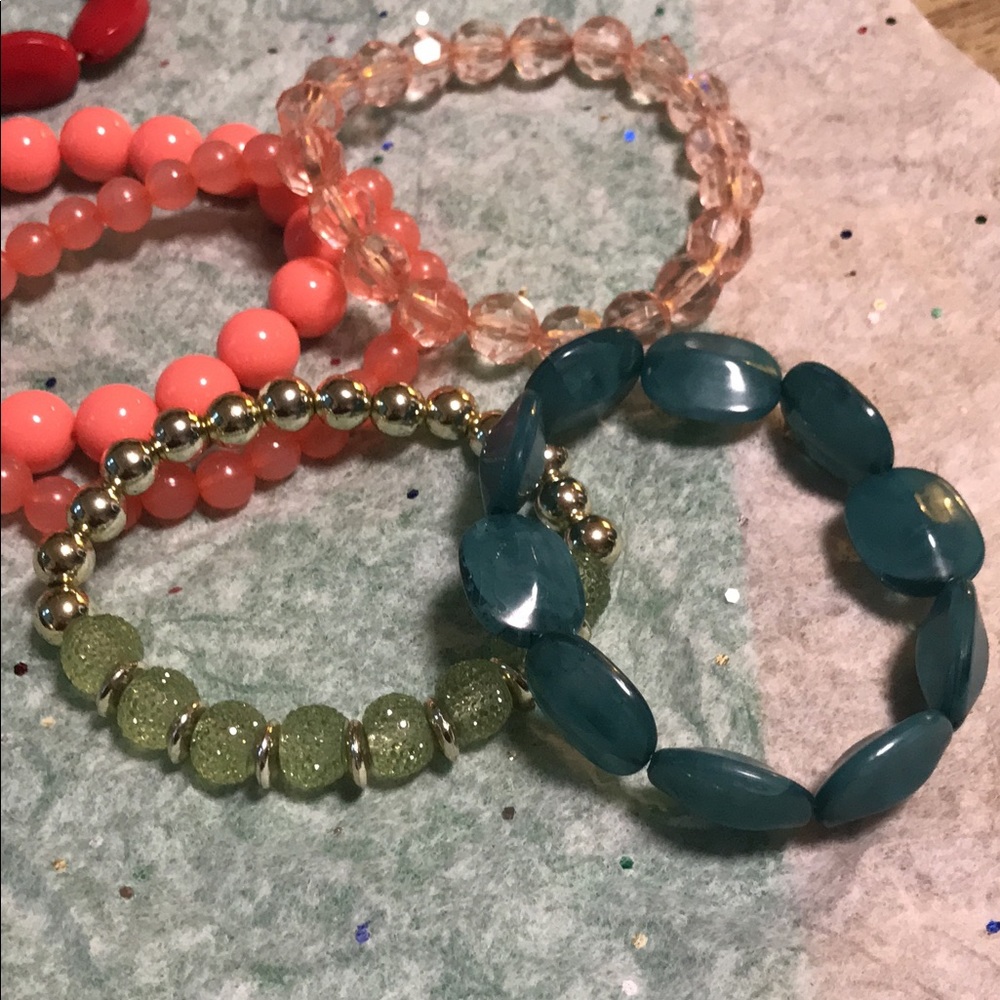 Nice fantasy and wood jewelry in good condition some the are new